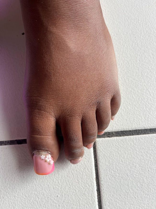 Pieds après la pédicure, French colorée avec nail art fleuri