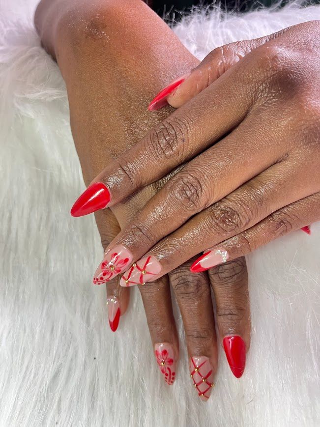 Réalisation ongles rouge et fleurs