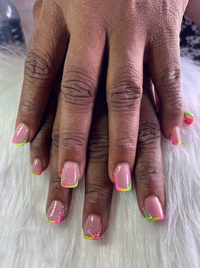 Réalisation ongles néon