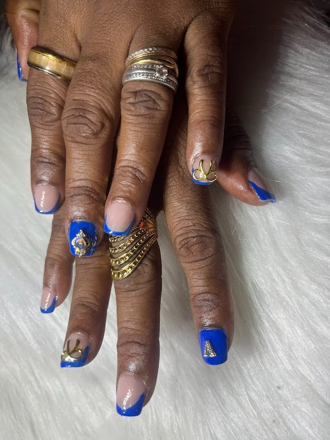 Réalisation ongles bleu roi