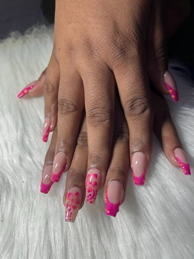 Ongles roses avec fleurs peintes