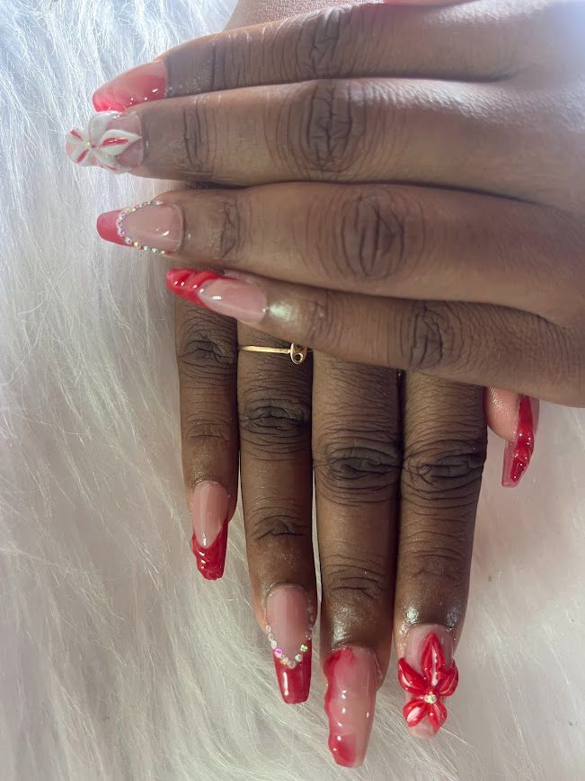 Ongles rouges avec fleurs 3D