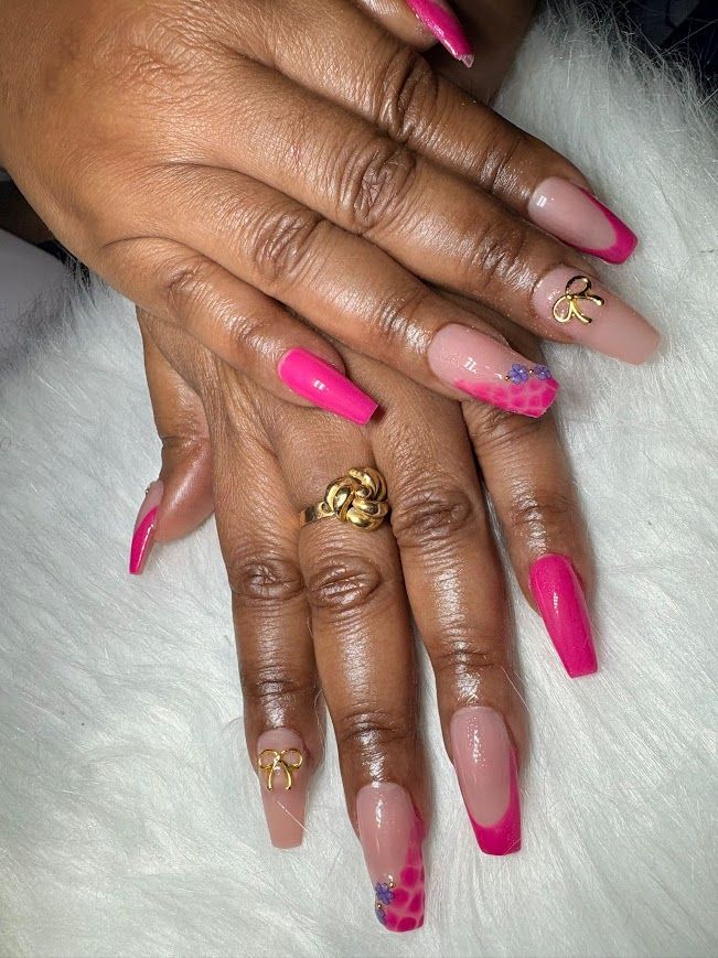 Réalisation ongles roses avec noeuds
