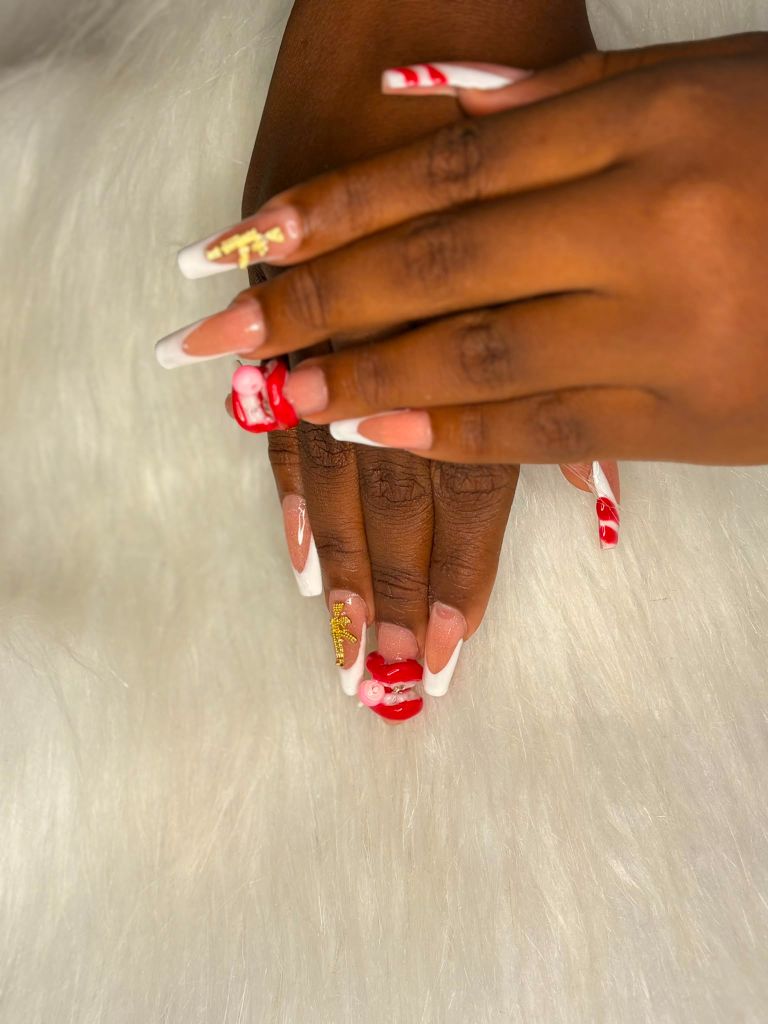 Ongles longs blancs et rouges avec nœuds 3D et détails dorés