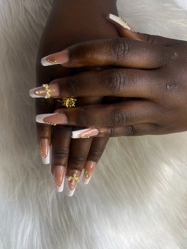 Ongles nude avec French blanche, croix et perles dorées
