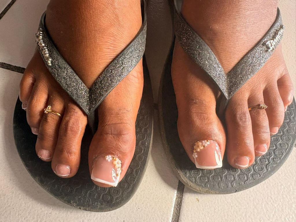 Pédicure nude avec fleurs blanches et perles
