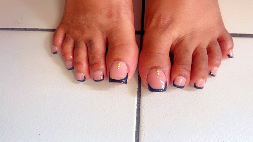 Pédicure French bleu marine avec strass dorés