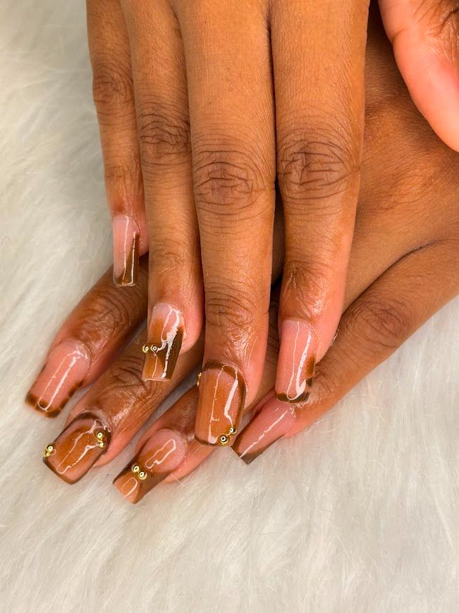 Pose Popit marron nude avec détails blancs et strass dorés