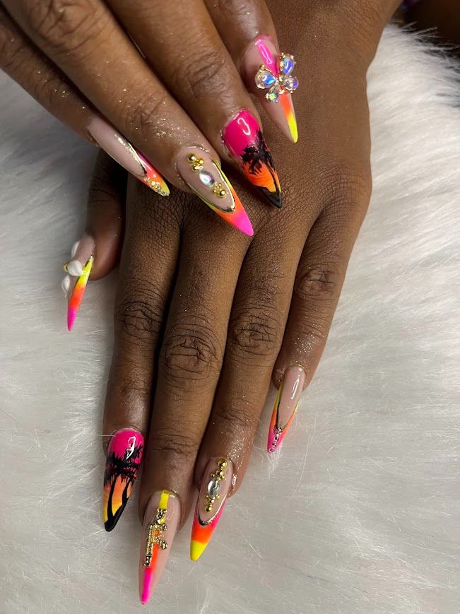 Pose Américaine Gel X coucher de soleil tropical fluo avec strass et papillon 3D