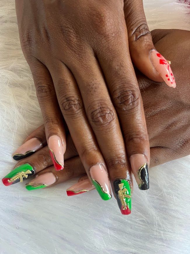 Pose Américaine Gel X aux couleurs du drapeau de la Martinique, vert rouge et noir avec liseré doré