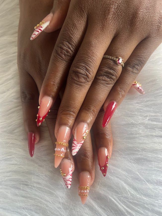 Pose Popit nude et rouge avec French dépolie effet marbré et perles dorées