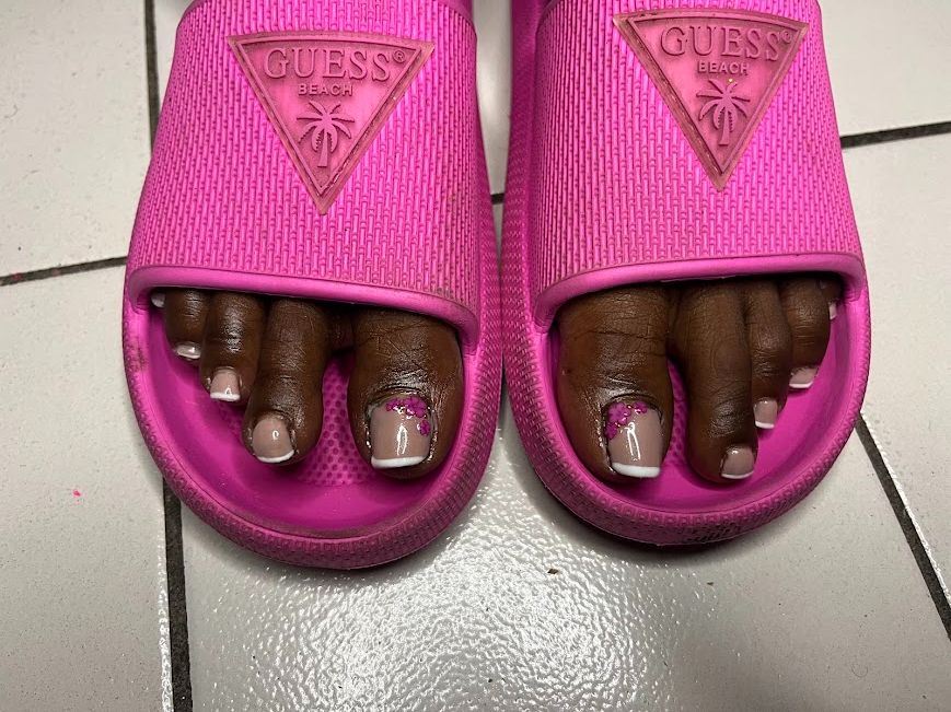 Pédicure French nude délicate avec petites fleurs roses en nail art