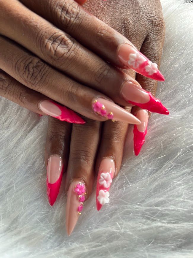Pose Américaine Gel X stiletto nude et rose fluo avec fleurs 3D blanches et roses et strass dorés