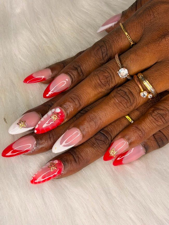 Pose Américaine Gel X stiletto rouge et blanc marbré avec étoiles dorées