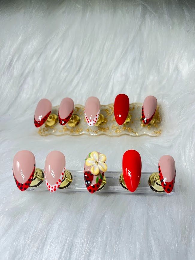 Press On Nails modèle Coccinelle avec fleur, ByNanouNail's972