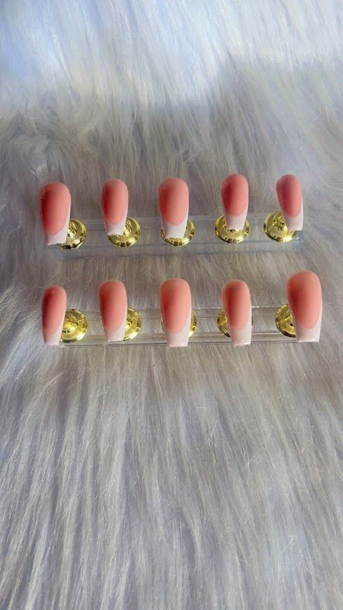Modèle Press On Nails French blanche avec liseré doré
