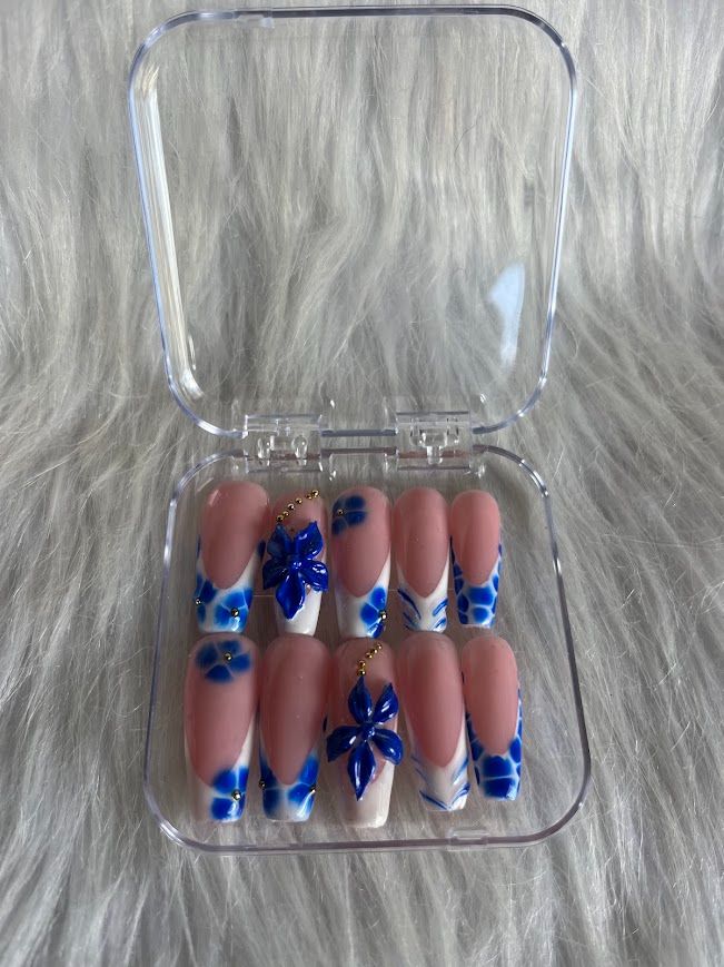 Modèle Press On Nails French bleue avec fleurs 3D et strass dorés